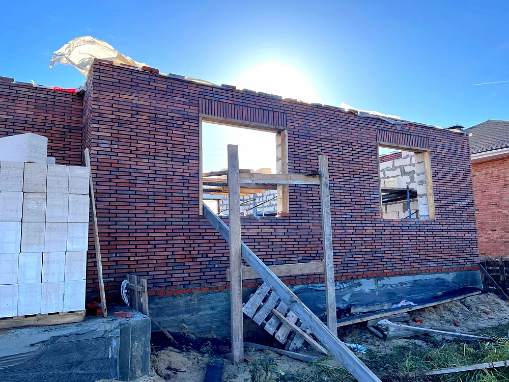 Кирпичный дом (клинкер Laterem Antique №10)